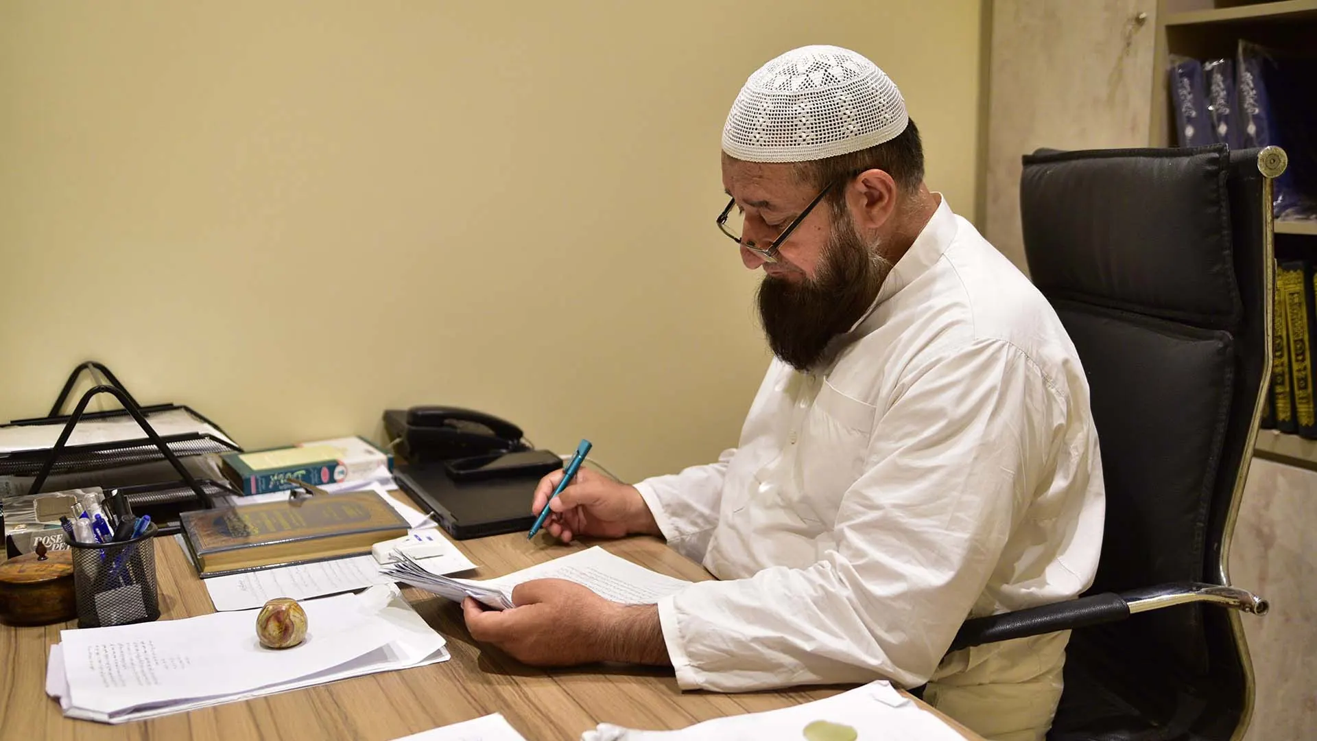 Darul Ifta scholars researching and writing fatawa