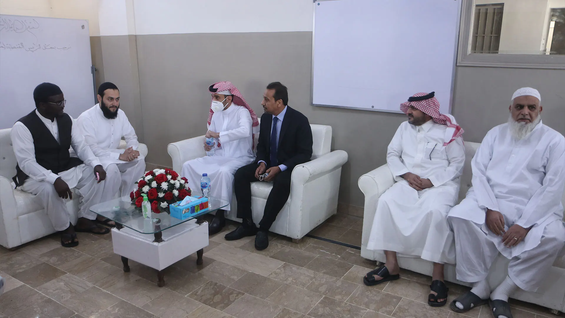 Saudi delegation visiting Jamia Binoria